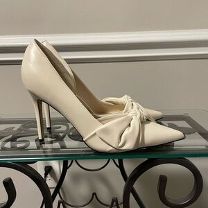 Nine West "FANZ3" ivory pointy heels EUC in box